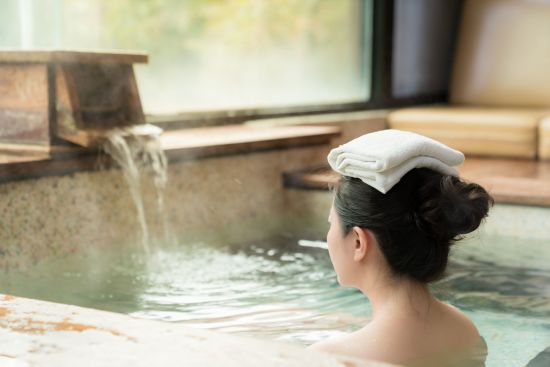 Les onsen curatifs japonais de Tokyo: Woman enjoys japanese onsen