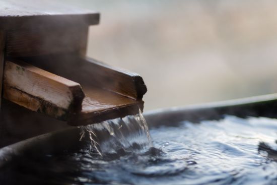 Les onsen curatifs japonais de Tokyo: Water flows at a japanese onsen