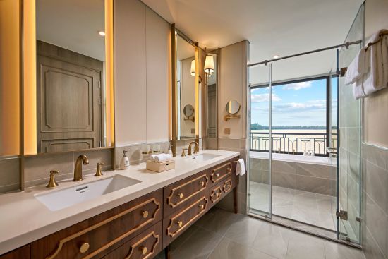 Mit der «Mekong Discovery» ins Mekong Delta ab Siem Reap: room: bathroom