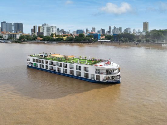 Mit der «Mekong Discovery» ins Mekong Delta ab Siem Reap: exterior: RV Mekong Discovery on the river