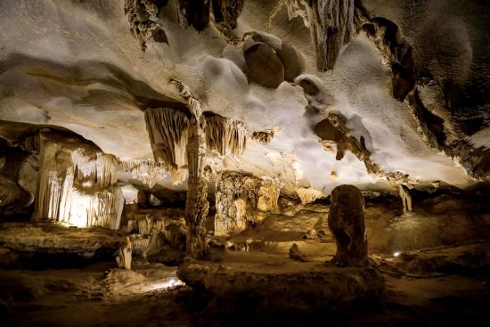 Croisière dans la baie de Bai Tu Long avec « Violet » de Hanoi: Cave visit at Bai Tu Long Bay