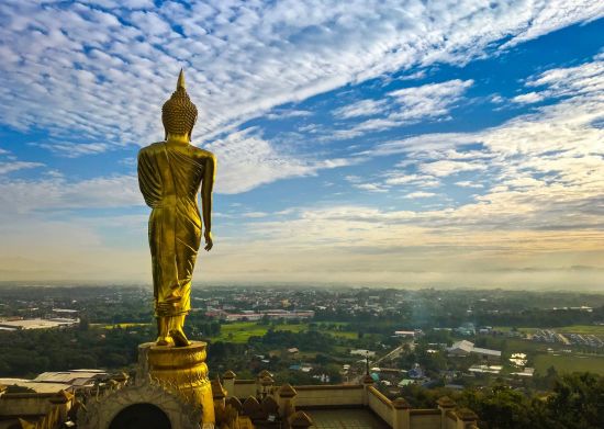 Là où les montagnes murmurent tradition et histoire de Nan: Wat Phra That khao Noi Temple, Nan City 