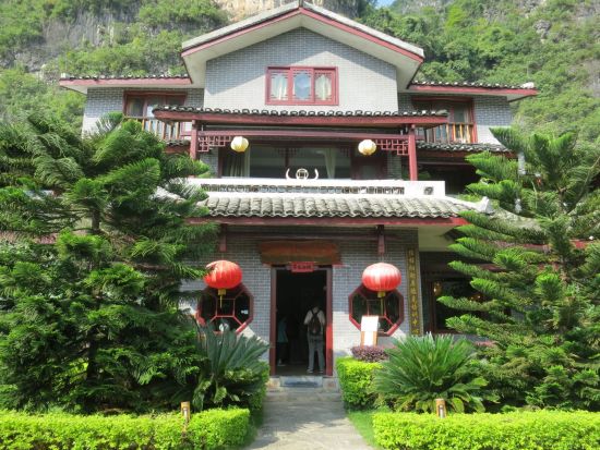 Yangshuo Mountain Retreat: Facade