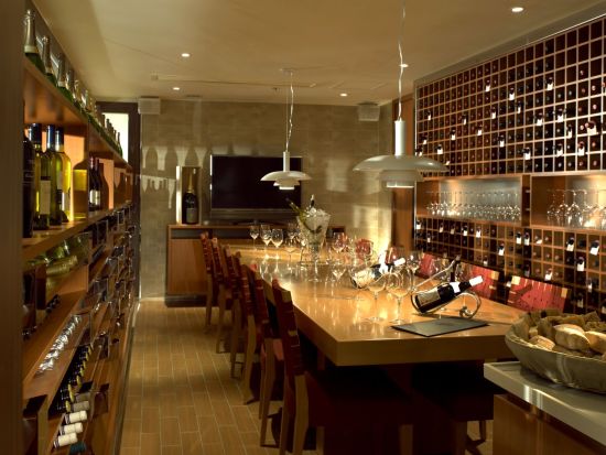 Harbour Grand Kowloon à Hong Kong:  Waterfront Bar & Terrace (Wine Room)