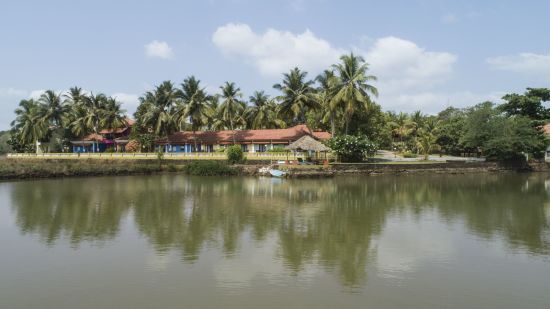 Mercure Goa Devaaya Retreat:  by the river