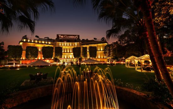 The Claridges à Delhi:  Facade - Night