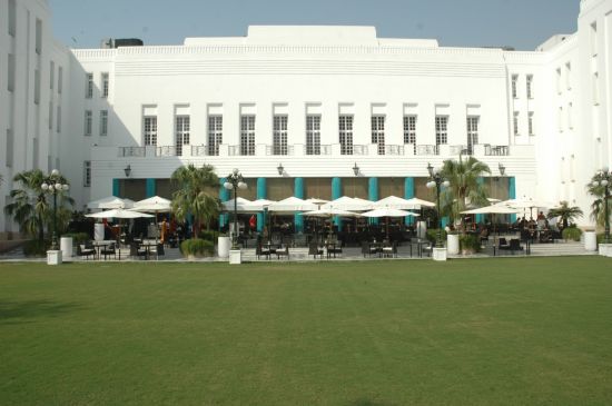 The Imperial New Delhi: 1911 lawns with blue pillars