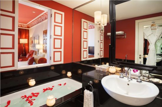 Jai Mahal Palace à Jaipur:  Luxury sit-out | Bathroom