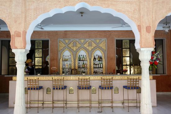 Samode Haveli in Jaipur:  Bar at the pool