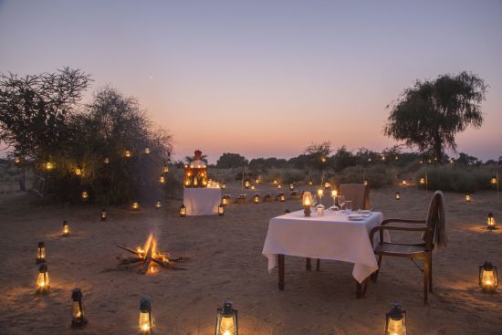 SUJÁN The Serai in Wüste Thar:  Candle light dinner
