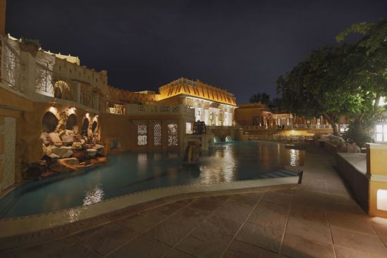 The Ajit Bhawan à Jodhpur:  Swimming Pool Evening