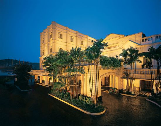 The Oberoi Grand à Kolkata:  Entrance at night