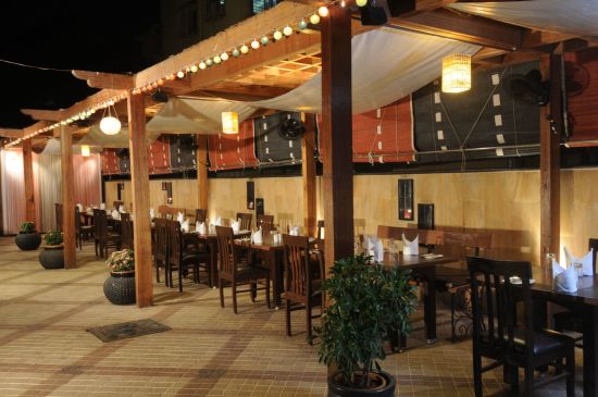 Fariyas in Mumbai:  Poolside Restaurant