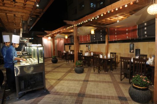 Fariyas in Mumbai:  Poolside Restaurant