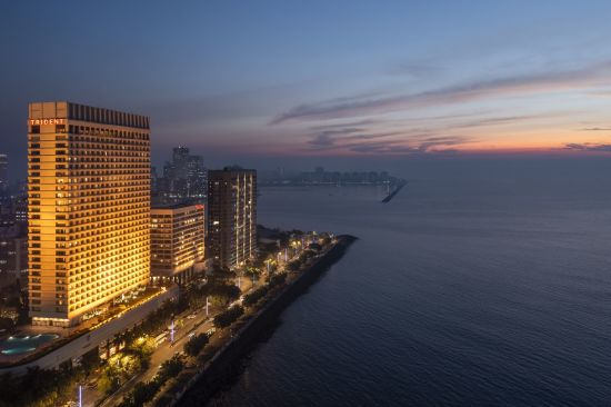 Trident Nariman Point in Mumbai:  Exterior at night