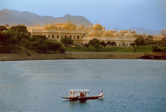 The Oberoi Udaivilas à Udaipur:  Oberoi Udaivilas with lake