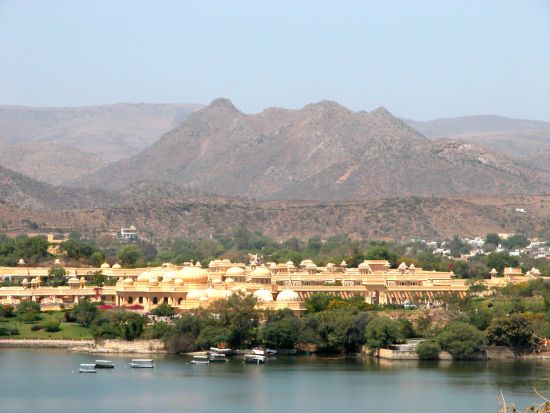 The Oberoi Udaivilas à Udaipur:  with lake & mountain