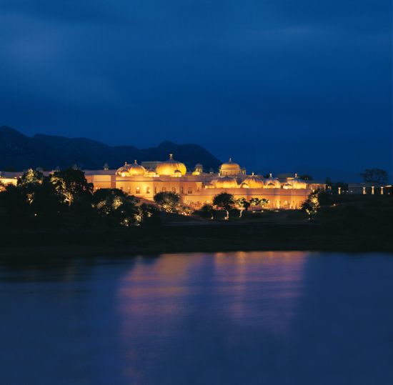 The Oberoi Udaivilas à Udaipur:  Exterior at night