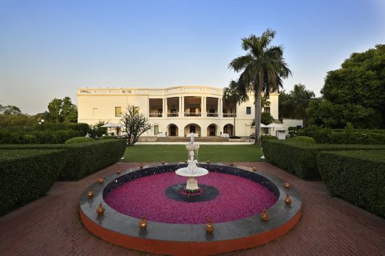 Taj Nadesar Palace à Varanasi:  Facade & garden