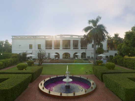 Taj Nadesar Palace à Varanasi:  Facade & garden