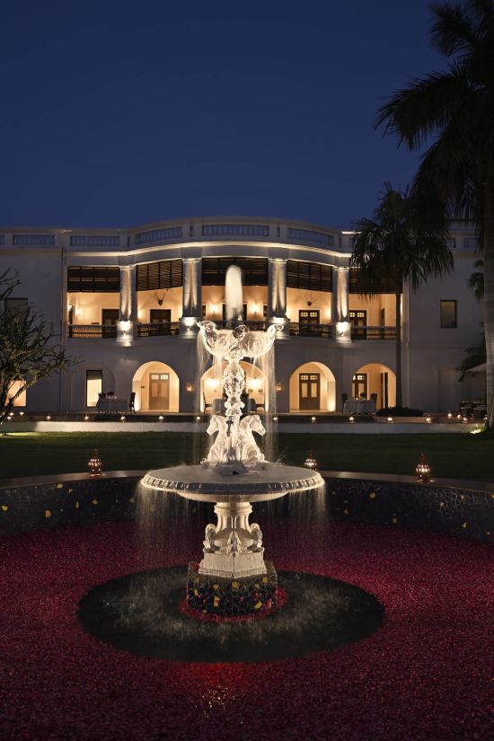 Taj Nadesar Palace à Varanasi:  Facade at night