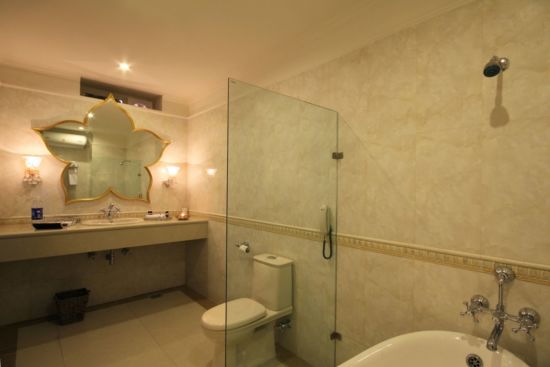 Suryauday Haveli in Varanasi:  Bathroom