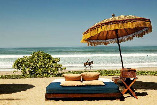 The Oberoi Beach Resort, Bali in Südbali:  Day bed by the beach