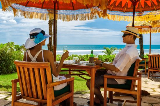 The Oberoi Beach Resort, Bali in Südbali:  Couple enjoy a drink