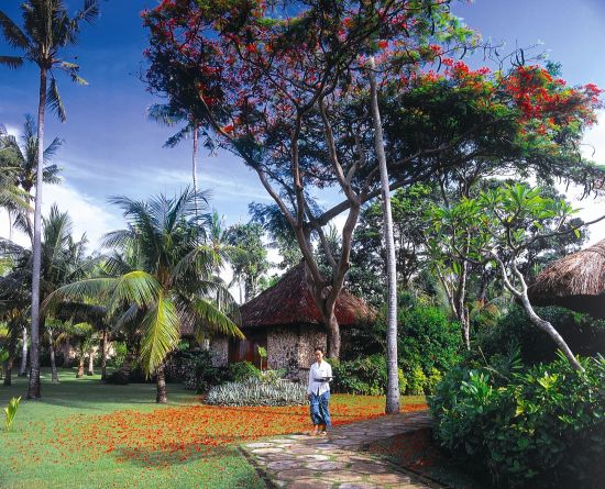 The Oberoi Beach Resort, Bali in Südbali:  Waitress in the Garden