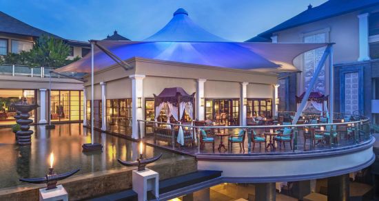 The St. Regis Bali Resort in Südbali:  King Cole Bar Terrace at Dusk