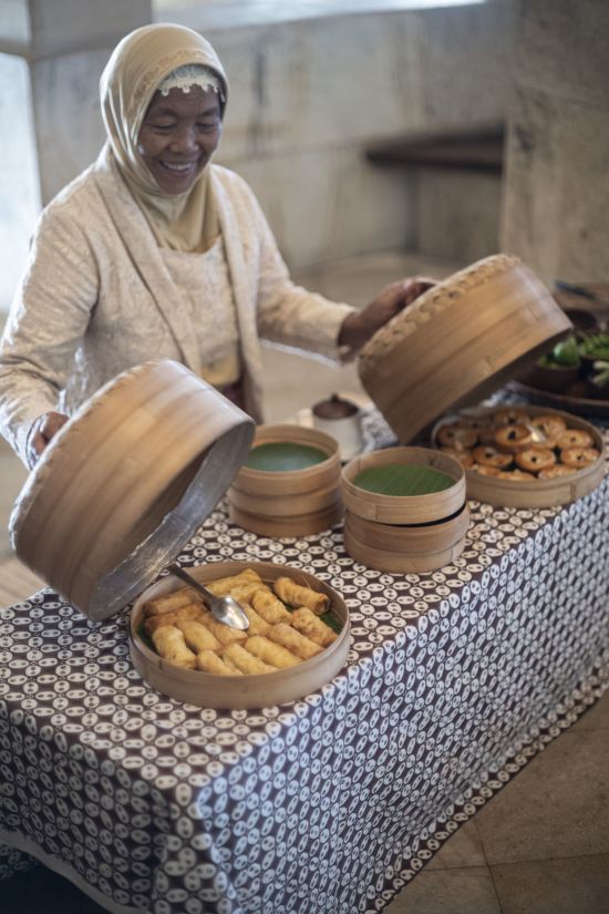 Amanjiwo in Yogyakarta:  Afternoon tea with locals 