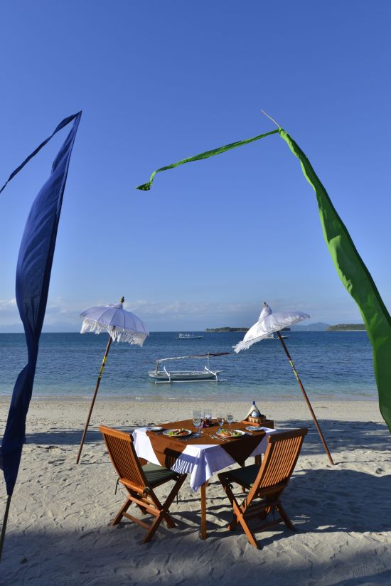 Cocotinos Sekotong in Lombok:  Lunch at the beach