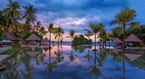 The Oberoi Beach Resort, Lombok:  Infinity pool sunset