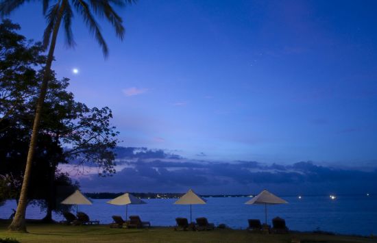 The Oberoi Beach Resort, Lombok:  Lombok Oberoi Ocean front lawn