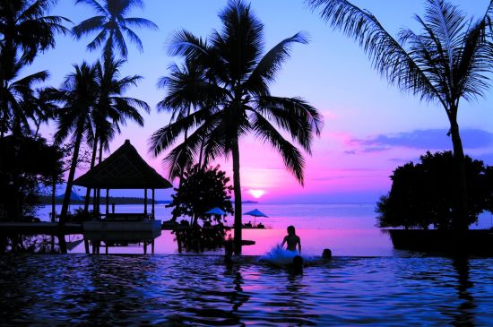 The Oberoi Beach Resort, Lombok:  Lombok Oberoi Sunset with kids