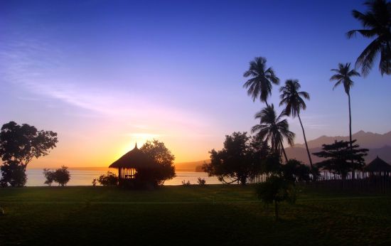 Tugu Lombok:  Surrounding