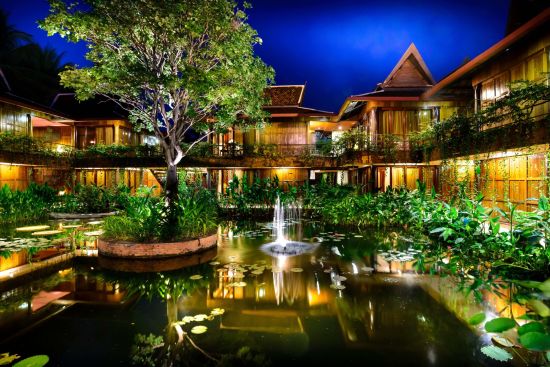 Angkor Village Hotel à Siem Reap:  Hotel Pond at night