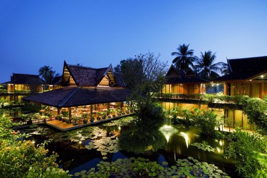 Angkor Village Hotel à Siem Reap:  The Night View of Lotus Pond and L'Auberge des Temples
