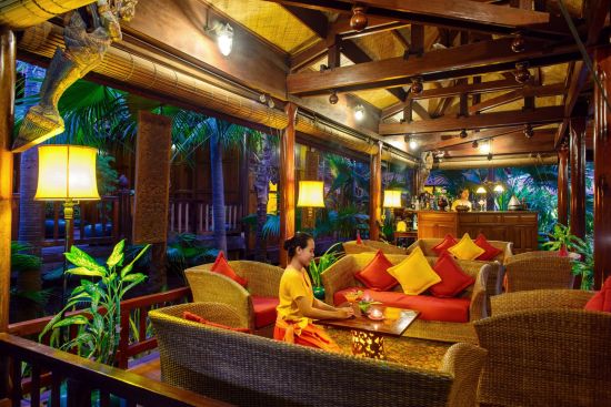Angkor Village Hotel à Siem Reap:  Lobby Lounge in the evening