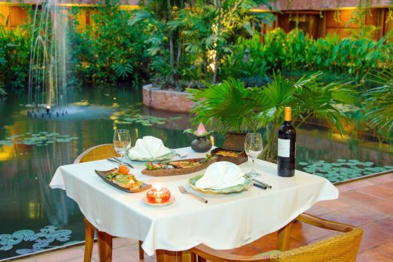 Angkor Village Hotel à Siem Reap:  L'Auberge des Temple dinner table