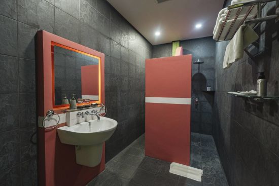 Villa Maly à Luang Prabang:  Deluxe | bathroom