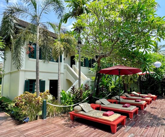 Villa Maly à Luang Prabang:  sun chairs at swimmingpool
