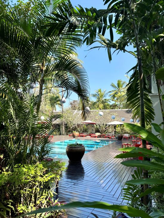 Villa Maly à Luang Prabang:  Swimming pool and lush garden