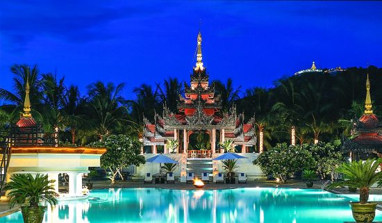 Mercure Mandalay Hill Resort:  Pool side view