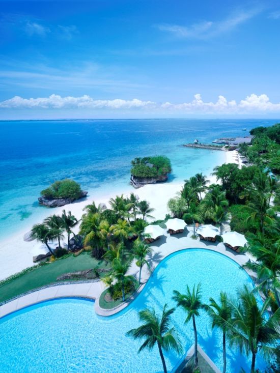 Shangri-La's Mactan Resort & Spa in Cebu:  Pool & Beach