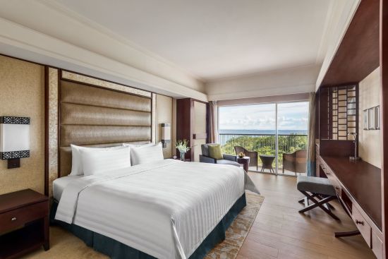 Shangri-La's Mactan Resort & Spa in Cebu:  Deluxe Seaview | King