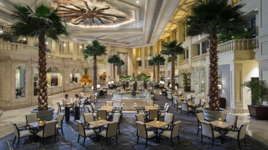 The Peninsula à Manille:  The Lobby