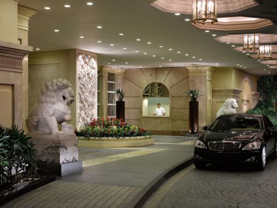 The Peninsula à Manille:  Arrival 