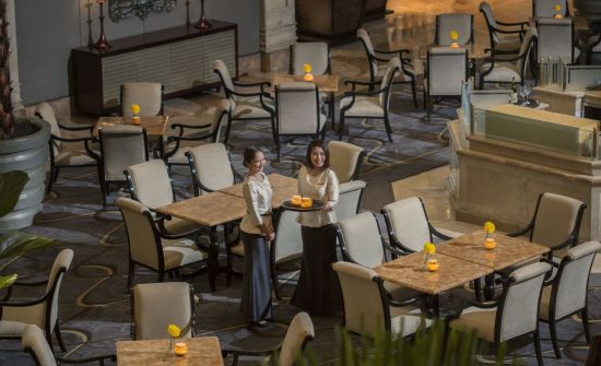 The Peninsula à Manille:  The Lobby