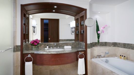 The Peninsula à Manille:  Deluxe | Bathroom